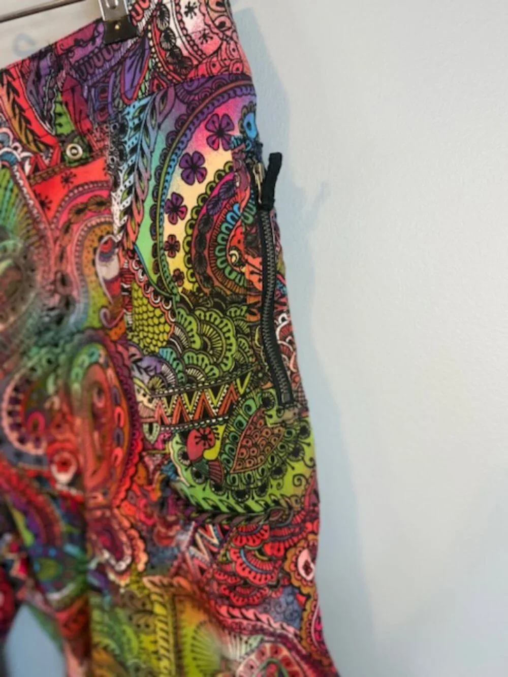 Vibrant Chico's Multi-Color Paisley Crop Cargo Pants - Size 2.5/L/14 - Picture 7 of 10